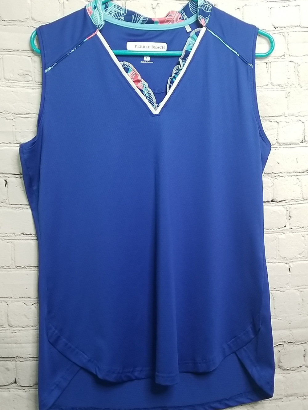 Pebble Beach womens top. size Large ruffled v-neck     EUC